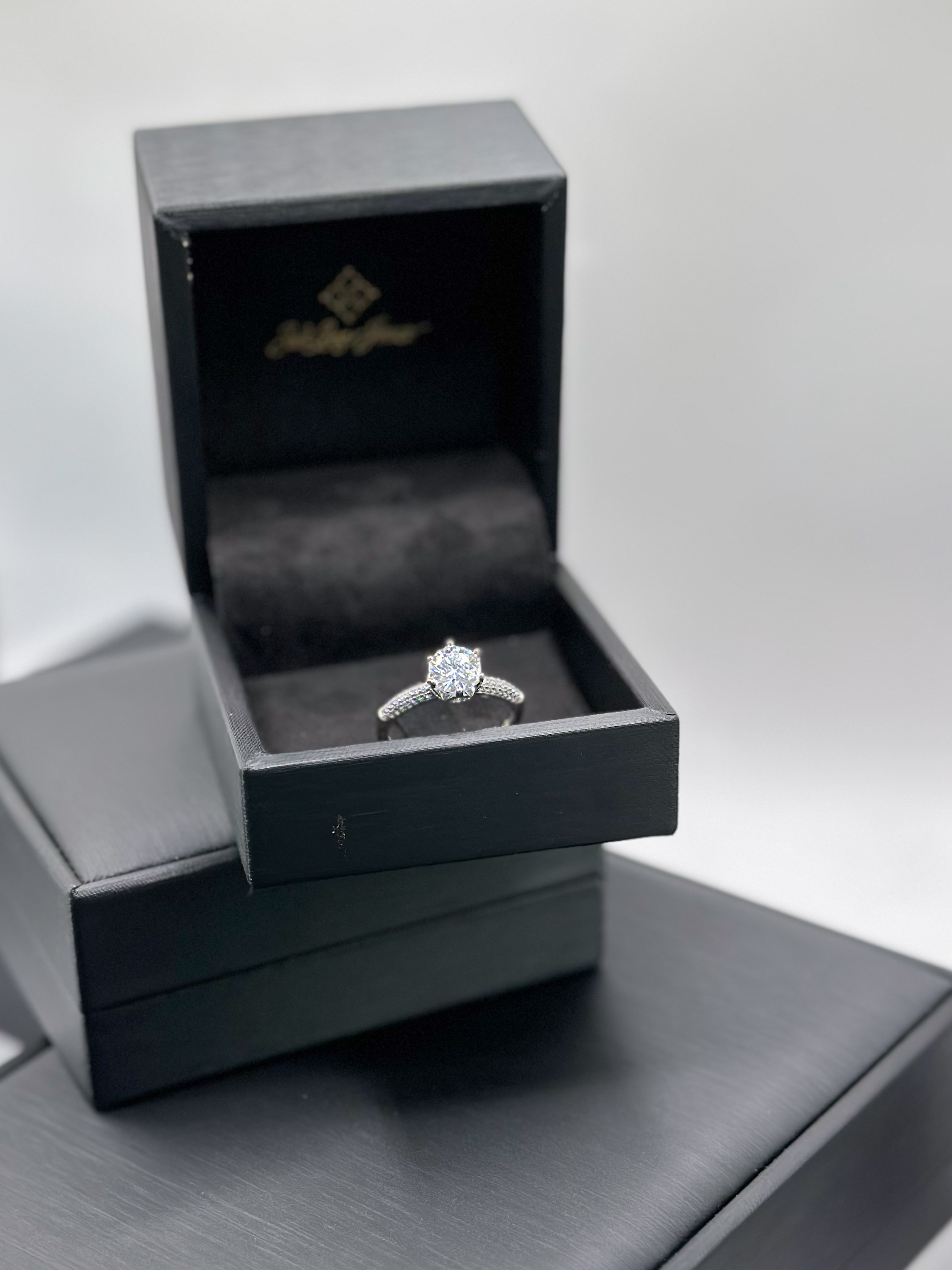 Anel Moissanite Cravejado | Sidilene Joias Ourinhos-SP